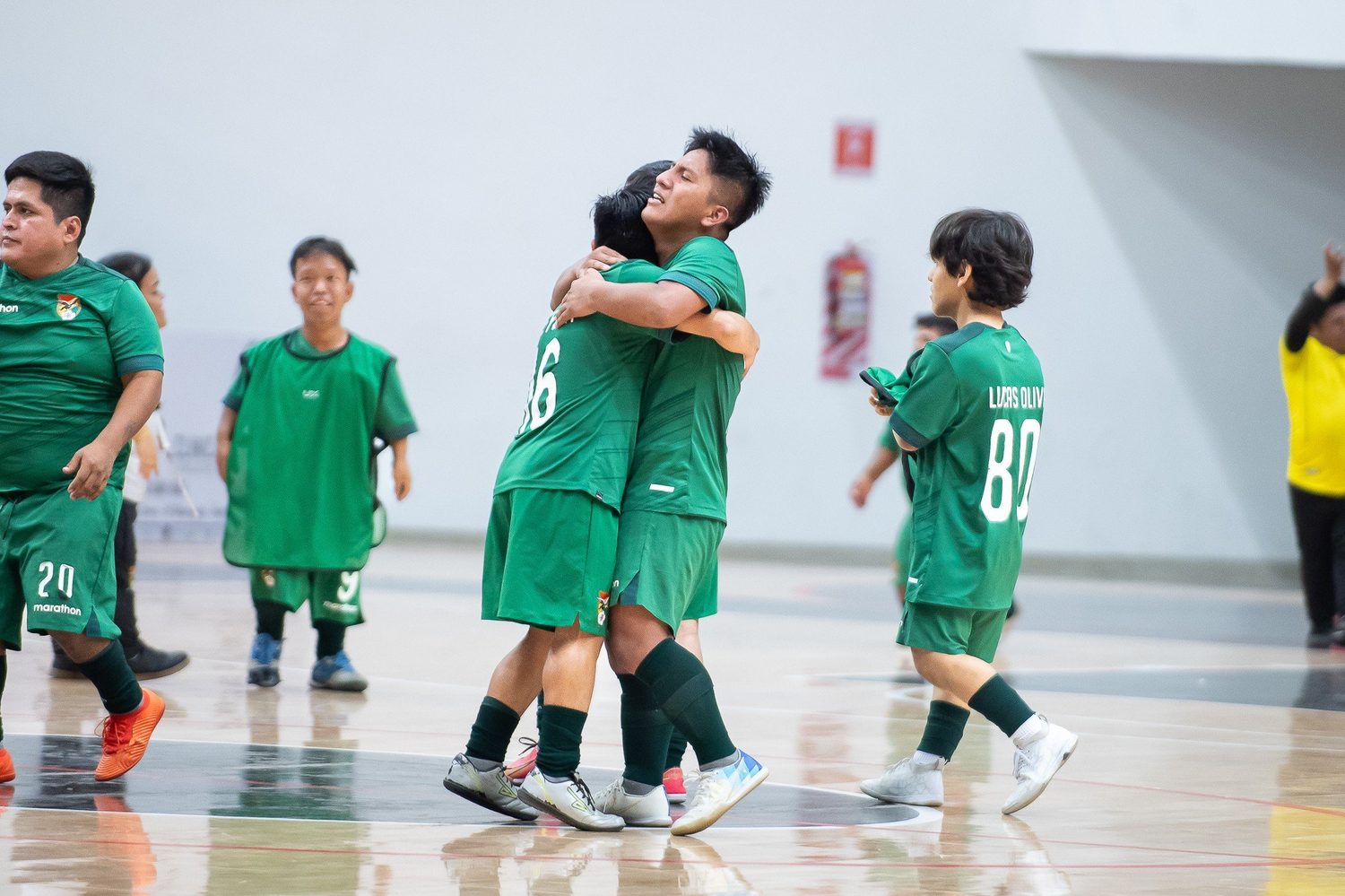Abrazo entre compañeros