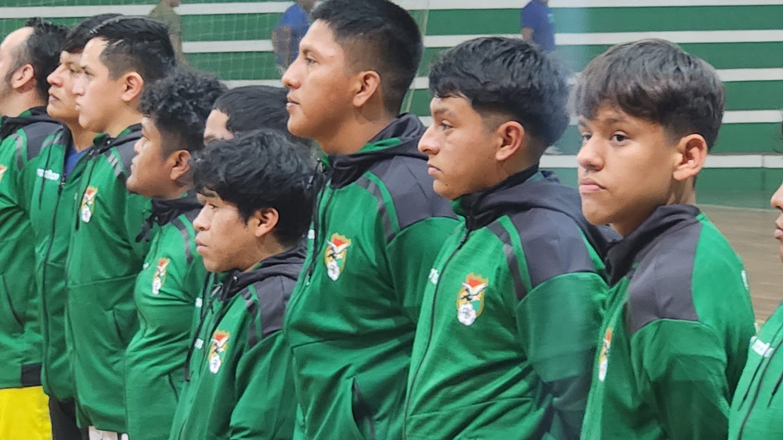 Jugadores cantando el himno